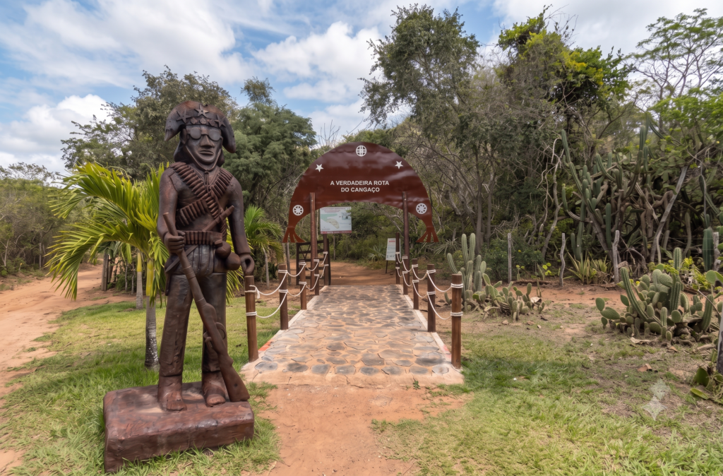 Turistas visitando a Rota do Cangaço em Sergipe, às margens do Rio São Francisco, cenário onde Lampião e Maria Bonita viveram parte da história do cangaço brasileiro.