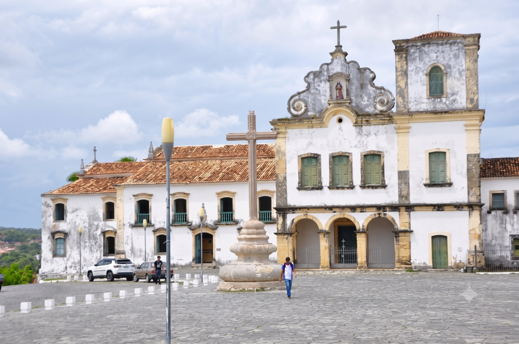 Centro histórico de São Cristóvão em Sergipe com arquitetura colonial e igreja histórica