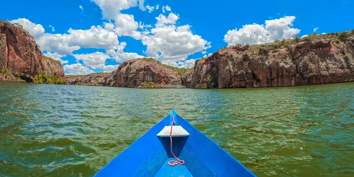 Passeio de barco pelo Cânion do Xingó no Rio São Francisco, com águas verdes, paredões rochosos e paisagem natural impressionante no Nordeste brasileiro.