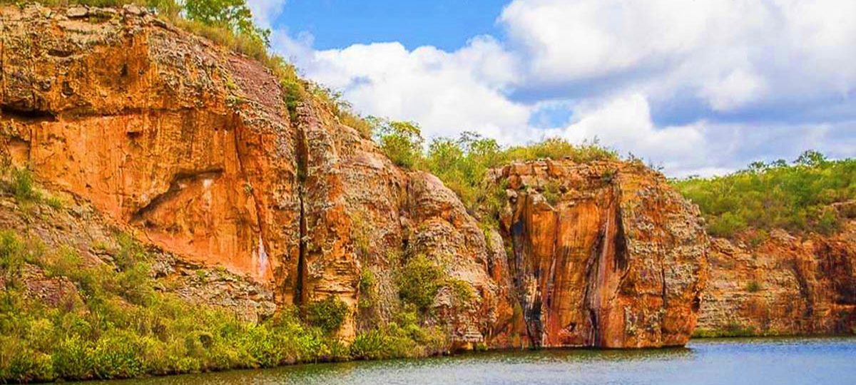 Cânions do Xingó em Canindé de São Francisco, Sergipe, com paredões rochosos, águas verdes do Rio São Francisco e paisagem natural do Nordeste brasileiro.