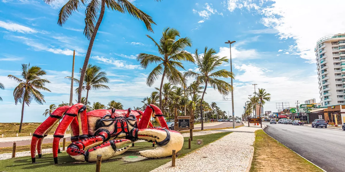 Escultura do caranguejo na Passarela do Caranguejo, localizada na Orla de Atalaia, em Aracaju, Sergipe, um dos principais pontos turísticos e gastronômicos da cidade.