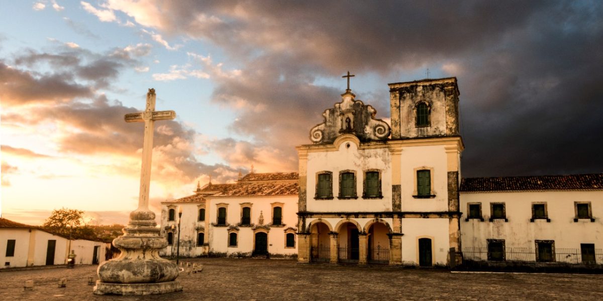 Vista da Praça São Francisco em São Cristóvão, Sergipe, com a Igreja e Convento de São Francisco ao pôr do sol, destacando a arquitetura colonial preservada e o patrimônio histórico reconhecido pela UNESCO.