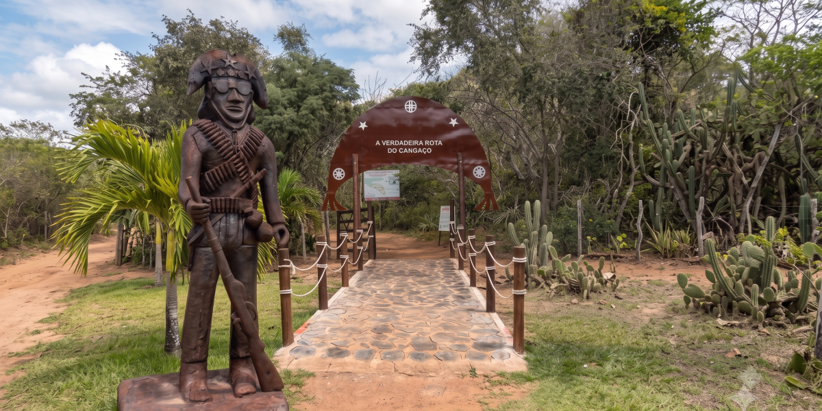 Turistas visitando a Rota do Cangaço em Sergipe, às margens do Rio São Francisco, cenário onde Lampião e Maria Bonita viveram parte da história do cangaço brasileiro.