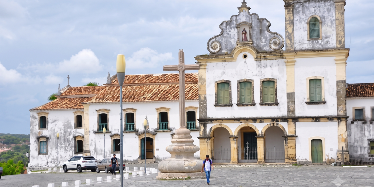 Centro histórico de São Cristóvão em Sergipe com arquitetura colonial e igreja histórica